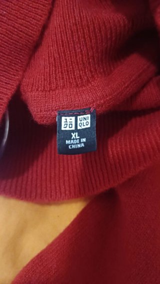 Jersey Uniqlo cuello alto cashmere rojo
