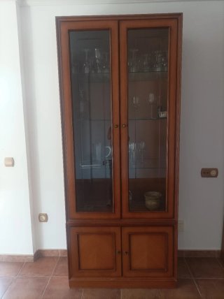 Vitrina de madera y cristal