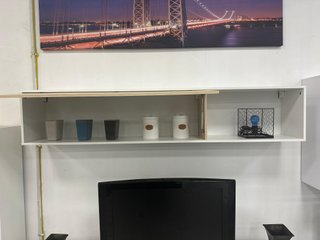 Mueble TV con alto blanco y madera