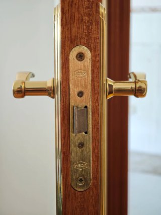 Puerta Sapelly con cristal, con marcos