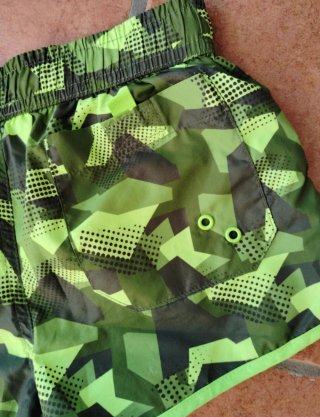 Bañador niño camuflaje verde y lima