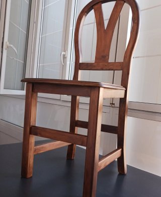 Silla de madera de pino