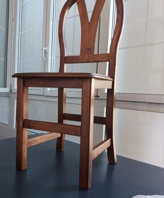Silla de madera de pino