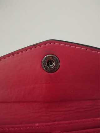 Cartera rosa con broche