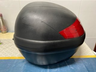 Baúl Kappa 46L para 2 cascos con su parrilla.