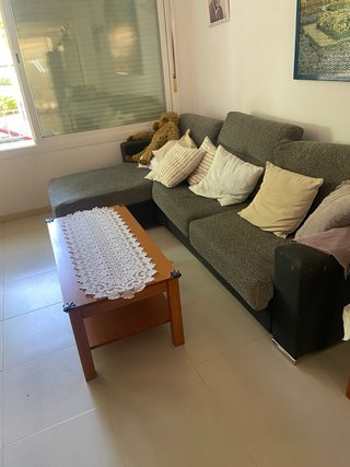 Mesa de comedor  con seis sillas ,sofá y mueble