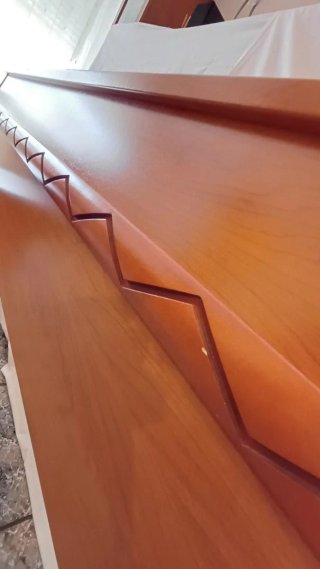 Muebles dormitorio: cabecero  mesitas y sinfonier.