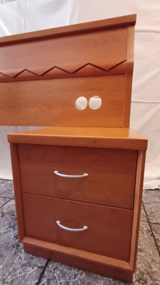 Muebles dormitorio: cabecero  mesitas y sinfonier.