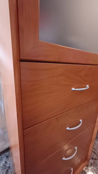 Muebles dormitorio: cabecero  mesitas y sinfonier.