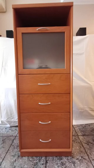 Muebles dormitorio: cabecero  mesitas y sinfonier.