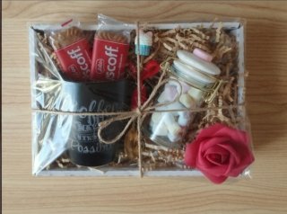 Caja regalo taza café y dulces