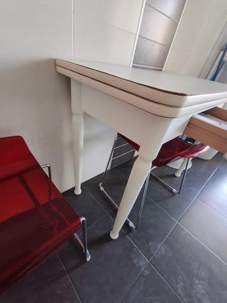 Mesa de cocina con cajón y 3 taburetes