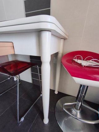 Mesa de cocina con cajón y 3 taburetes