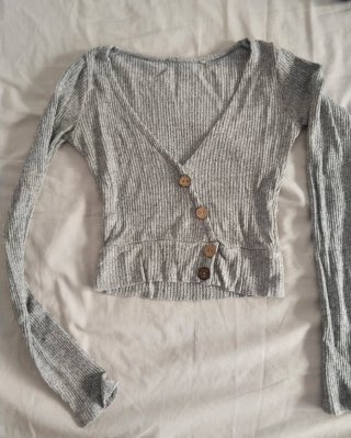 Camiseta gris de punto con botones