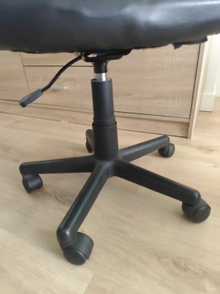 Silla de oficina y escritorio negra