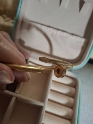 Brazalete en acero dorado y efecto piel, el clavo