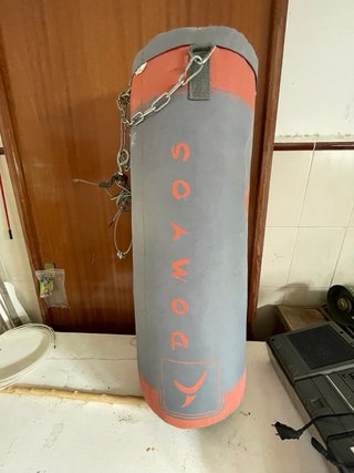 Saco de boxeo gris y naranja