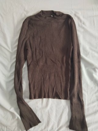 Camiseta marrón de cuello alto acanalado