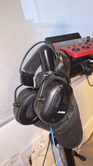 Batería Electrónica Alesis Nitro Pro y acessorios.