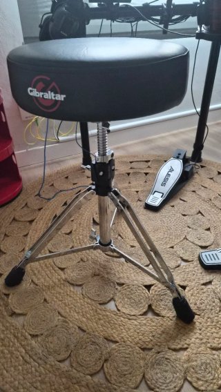 Batería Electrónica Alesis Nitro Pro y acessorios.