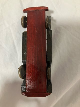 Coche juguete de madera.
