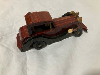 Coche juguete de madera.
