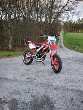 Beta Art 50cc Supermotard Roja y Blanca