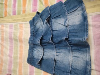 2 Faldas una blanca y otra azul tejano para niñas.