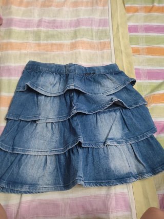 2 Faldas una blanca y otra azul tejano para niñas.