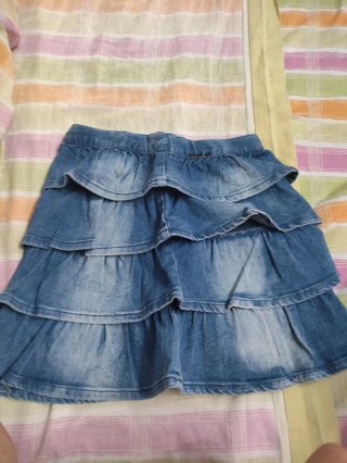 2 Faldas una blanca y otra azul tejano para niñas.