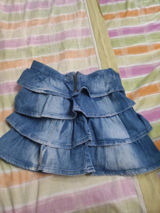 2 Faldas una blanca y otra azul tejano para niñas.