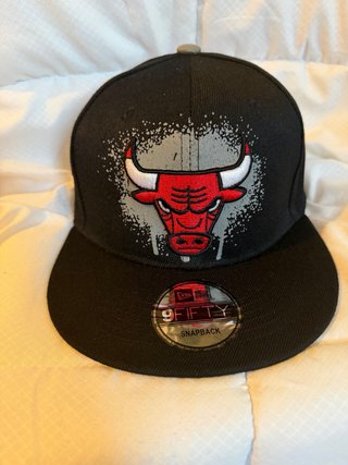 Gorra roja con diseño de diablo