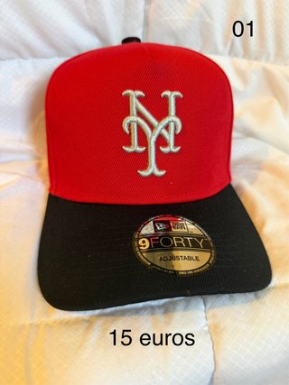 Gorra roja con diseño de diablo