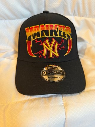 Gorra roja con diseño de diablo