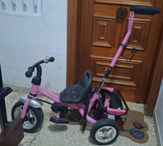 Triciclo infantil rosa con empujador