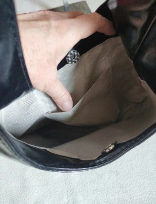 Bolso negro con tachuelas plateadas.