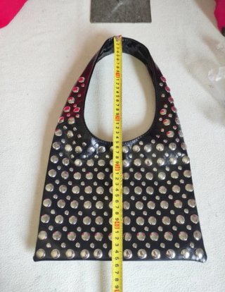 Bolso negro con tachuelas plateadas.