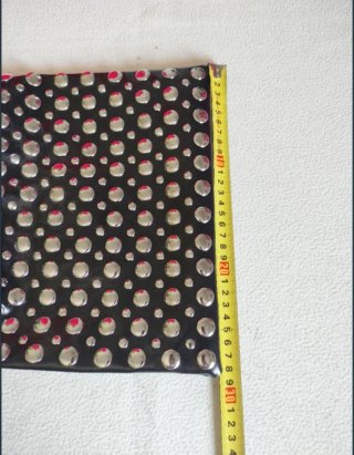 Bolso negro con tachuelas plateadas.