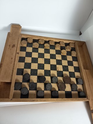 Antiguo juego de damas de madera