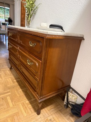 Cómoda antigua de madera con tapa de mármol