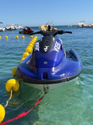 Moto acuática Yamaha GP800 azul y blanca