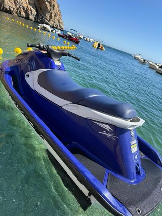 Moto acuática Yamaha GP800 azul y blanca
