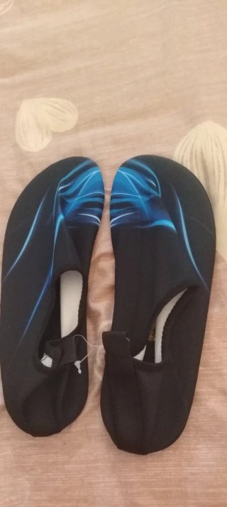Zapatos de playa negros y azules