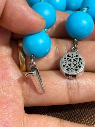 Collar de piedra con broche de plata