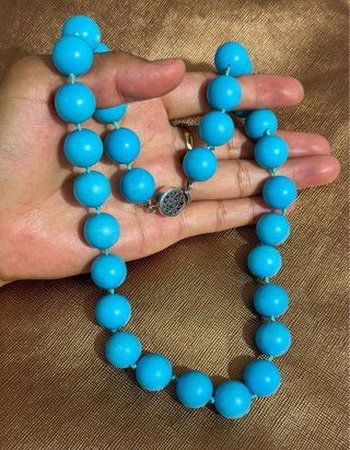 Collar de piedra con broche de plata