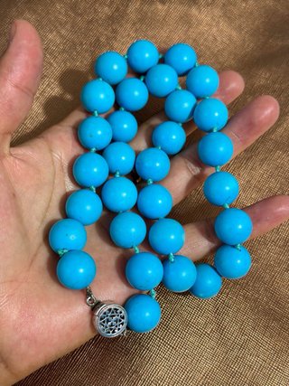 Collar de piedra con broche de plata