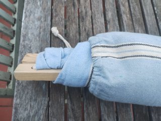 Hamaca azul de tela y madera