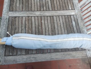 Hamaca azul de tela y madera