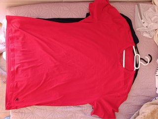 Camiseta Calvin Klein, Roja y Camiseta Boss, azul
