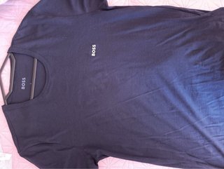 Camiseta Calvin Klein, Roja y Camiseta Boss, azul